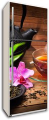 Samolepka na lednici flie 80 x 200, 48082292 - Arrangement aus Teekanne, Teeglas gr nem Tee und Orchidee