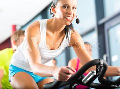 Fototapeta vliesov 270 x 200, 48214367 - Leute beim Spinning in einem Fitnessstudio