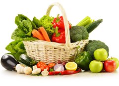 Fototapeta pltno 240 x 174, 49405968 - raw vegetables in wicker basket isolated on white - surov zelenina v proutnm koi izolovanch na blm