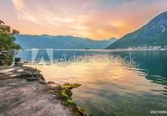 Fototapeta papr 184 x 128, 53739902 - Sunset on the sea with the  foggy mountains - Zpad slunce na moi s mlnmi horami