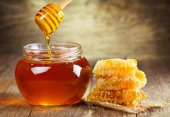 Fototapeta vliesov 145 x 100, 61593982 - jar of honey with honeycomb - jar medu s plstou