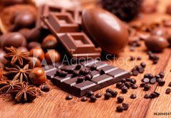 Fototapeta pltno 174 x 120, 63094547 - uova pasquali e cioccolato assortito sul tavolo di legno