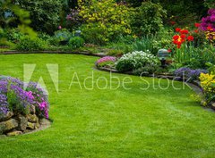 Fototapeta360 x 266  Gartenansicht mit Rasen und Bepflanzung, 360 x 266 cm