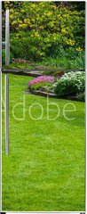 Samolepka na lednici fólie 80 x 200, 64923013 - Gartenansicht mit Rasen und Bepflanzung - Výhled do zahrady s trávníkem a výsadbou