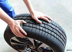 Fototapeta pltno 160 x 116, 66921054 - Reifenwechsel in einer KFZ Werkstatt // Tire change by mechanic