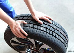 Fototapeta pltno 160 x 116, 66921054 - Reifenwechsel in einer KFZ Werkstatt // Tire change by mechanic - Reifenwechsel in einer KFZ Werkstatt // Zmna pneumatik mechanikem