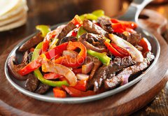 Fototapeta145 x 100  mexican food  beef fajitas and bell peppers, 145 x 100 cm