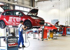 Fototapeta pltno 160 x 116, 71143570 - Reifenwechsel in einer KFZ Werkstatt // Tire change by mechanic - Reifenwechsel in einer KFZ Werkstatt // Zmna pneumatik mechanikem
