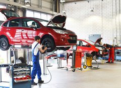 Fototapeta papr 160 x 116, 71143570 - Reifenwechsel in einer KFZ Werkstatt // Tire change by mechanic - Reifenwechsel in einer KFZ Werkstatt // Zmna pneumatik mechanikem