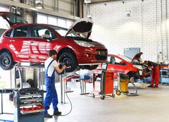 Fototapeta vliesov 200 x 144, 71143570 - Reifenwechsel in einer KFZ Werkstatt // Tire change by mechanic - Reifenwechsel in einer KFZ Werkstatt // Zmna pneumatik mechanikem