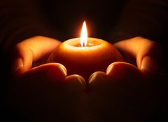 Fototapeta plátno 160 x 116, 72333685 - prayer - candle in hands - modlitba