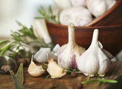 Fototapeta vliesov 100 x 73, 74114522 - Raw garlic and spices on wooden table - Surov esnek a koen na devnm stole