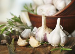Fototapeta pltno 160 x 116, 74114522 - Raw garlic and spices on wooden table - Surov esnek a koen na devnm stole