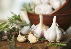 Fototapeta papr 184 x 128, 74114522 - Raw garlic and spices on wooden table