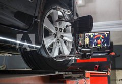 Samolepka flie 145 x 100, 74461674 - Car on stand with sensors on wheels for wheels alignment camber - Automobil na stojanu se senzory na kolekch pro vychycen koleek