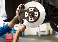 Fototapeta vliesov 100 x 73, 76464248 - Focused mechanic adjusting the wheel - Zamen mechanik nastav kolo