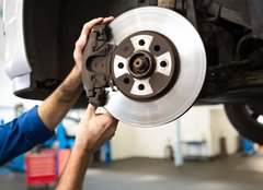 Fototapeta160 x 116  Focused mechanic adjusting the wheel, 160 x 116 cm