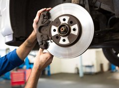 Fototapeta pltno 330 x 244, 76464248 - Focused mechanic adjusting the wheel