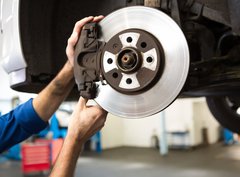 Fototapeta papr 360 x 266, 76464248 - Focused mechanic adjusting the wheel - Zamen mechanik nastav kolo