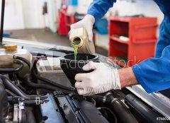 Fototapeta160 x 116  Mechanic pouring oil into car, 160 x 116 cm