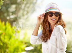 Fototapeta100 x 73  Smiling summer woman with hat and sunglasses, 100 x 73 cm