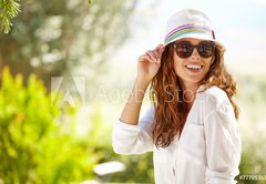 Fototapeta145 x 100  Smiling summer woman with hat and sunglasses, 145 x 100 cm