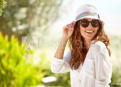 Fototapeta200 x 144  Smiling summer woman with hat and sunglasses, 200 x 144 cm