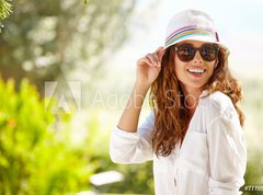 Fototapeta vliesov 270 x 200, 77705363 - Smiling summer woman with hat and sunglasses