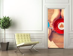 Samolepka na dvee flie 90 x 220, 79045228 - Women and man holding cups of coffee