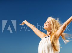 Fototapeta papír 360 x 266, 79888302 - beautiful woman enjoying summer outdoors - krásná žena se těší letní venku