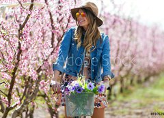 Fototapeta vliesov 200 x 144, 81057973 - Beautiful young woman with a vintage bike in the field. - Krsn mlad ena s vintage kolo v poli.