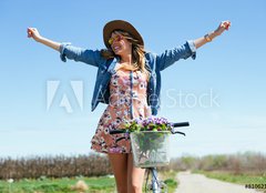 Fototapeta pltno 240 x 174, 81062127 - Beautiful young woman with a vintage bike in the field. - Krsn mlad ena s vintage kolo v poli.