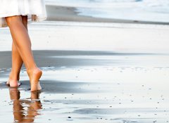 Samolepka flie 100 x 73, 81152992 - Woman walking on sand beach - ena na psen pli