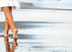 Fototapeta100 x 73  Woman walking on sand beach, 100 x 73 cm