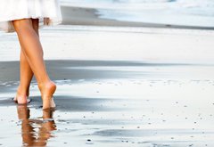 Samolepka flie 145 x 100, 81152992 - Woman walking on sand beach