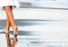 Fototapeta145 x 100  Woman walking on sand beach, 145 x 100 cm