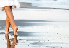 Fototapeta184 x 128  Woman walking on sand beach, 184 x 128 cm