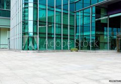 Fototapeta174 x 120  Empty road near modern building exterior, 174 x 120 cm