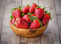 Fototapeta vliesov 200 x 144, 81724054 - strawberries in a wooden bowl - jahody v devn misce