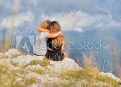 Fototapeta papr 254 x 184, 88168775 - Ragazze abbracciate osservano la vallata