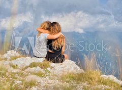 Samolepka flie 270 x 200, 88168775 - Ragazze abbracciate osservano la vallata