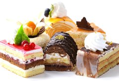 Samolepka flie 145 x 100, 96319616 - Assorted different mini cakes with cream, chocolate and berries - Rozmanit mini kole se smetanou, okoldou a bobulemi