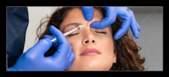 Obraz   Close up of beautician experts hands injecting botox in female forehead., 120 x 50 cm