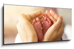 Skleněný obraz 1D panorama - 120 x 50 cm F_AB305703618 - baby foots in hands on sunshine light - dětské nohy v rukou na slunečním světle