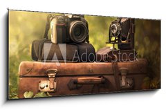 Sklenn obraz 1D panorama - 120 x 50 cm F_AB64720962 - fotocamera e valigia vintage e reflex