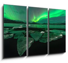 Obraz   A beautiful green and red aurora dancing over the Jokulsarlon lagoon, Iceland, 105 x 70 cm