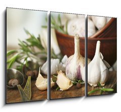 Obraz 3D tdln - 105 x 70 cm F_BB74114522 - Raw garlic and spices on wooden table - Surov esnek a koen na devnm stole