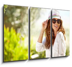Obraz 3D tdln - 105 x 70 cm F_BB77705363 - Smiling summer woman with hat and sunglasses - Usmvajc se letn ena s kloboukem a slunen brle