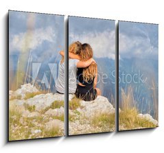 Obraz 3D tdln - 105 x 70 cm F_BB88168775 - Ragazze abbracciate osservano la vallata