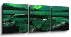 Obraz 3D tdln - 150 x 50 cm F_BM209731470 - A beautiful green and red aurora dancing over the Jokulsarlon lagoon, Iceland